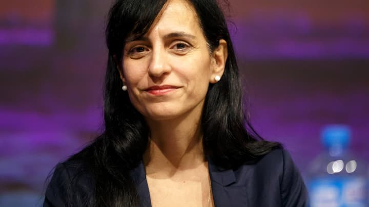 Vania Alleva, presidente de UNIA, ecoute une intervention pendant un debat, lors du quatrieme congres ordinaire du syndicat Unia a Palexpo, ce vendredi, 28 octobre 2016, a Geneve. Pres de 350 delegues sont reunis jusqu'a samedi pour tirer un bilan des quatre annees ecoulees et fixer les objectifs des annees a venir durant le quatrieme congres ordinaire du syndicat UNIA. (KEYSTONE/Salvatore Di Nolfi)