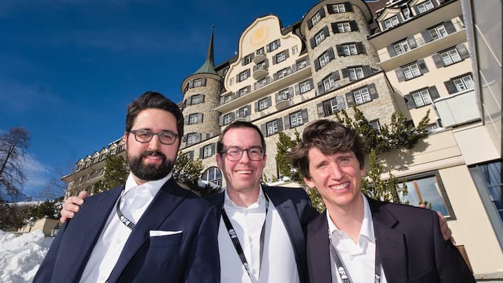Traumwetter im Engadin, vor dem Suvretta House:Luzius Meissner, Bitcoin Association Switzerland;Tobias Reichmuth, Initiator &  PrÃ¤sident, CFC;Nicolo StÃ¶hr, CEO, CFC