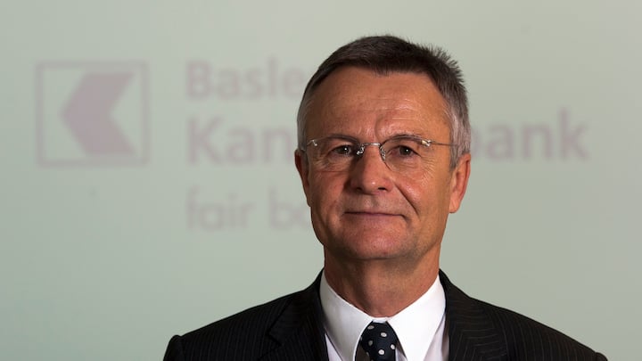 Direktionspraesident Hans Rudolf Matter an der Bilanzmedienkonferenz der Basler Kantonalbank in Basel am Donnerstag, 16. Februar 2012. Das Stammhaus Basler Kantonalbank erarbeitete im Jahr 2011 mit 79.7 Millionen Franken einen um 9.8 Prozent tieferen Jahresgewinn als im Jahr 2010. (KEYSTONE/Georgios Kefalas)