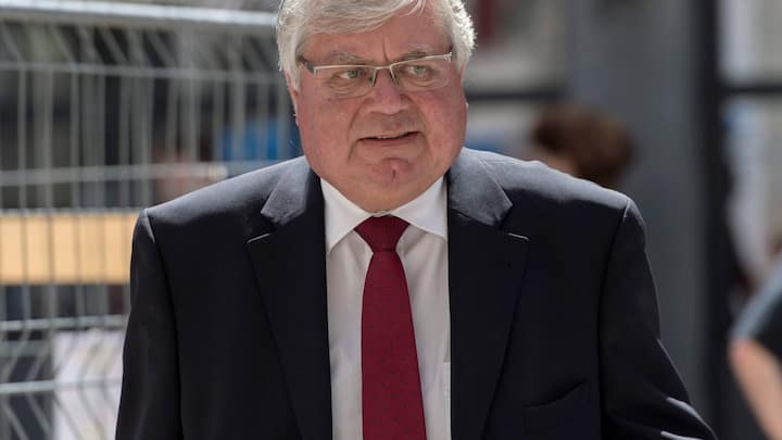 Renzo Ambrosetti begibt sich zur Abschiedsfeier des verstorbenen Andre Daguets in die Französische Kirche.