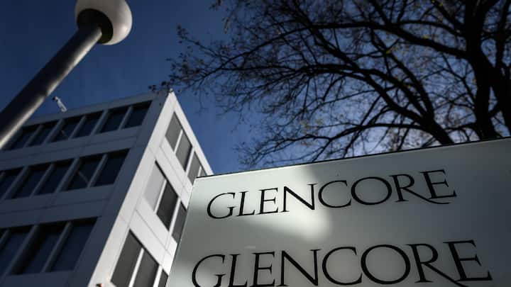 A picture taken on November 13, 2020 shows the headquarters of Swiss commodity trading giant Glencore in Baar, central Switzerland, ahead of November 29, 2020 nationwide vote on a people's initiative to impose due diligence rules on Swiss-based firms active abroad. (Photo by Fabrice COFFRINI / AFP) (KEYSTONE/AFP / AFP/FABRICE COFFRINI)