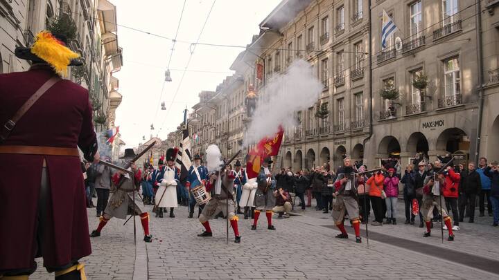 Pulverdampf in Berner Altstadt: die Ehrenformation der Berner Burgergemeinde schiesst