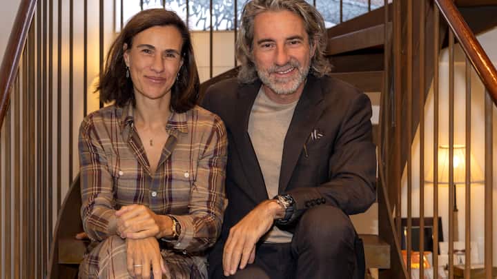 Martina und Andreas Zimmerli von Landolt-Arbenz sitzen auf einer Treppe