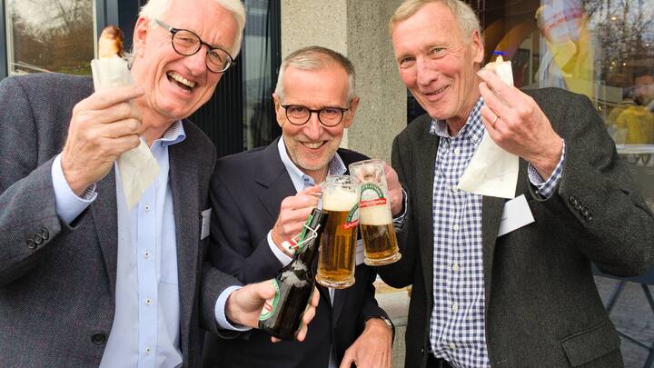 Austausch von St. Galler Erinnerungen bei Bier und Wurst:Peter Kratz;Christoph Flueckiger;Erich Grueninger