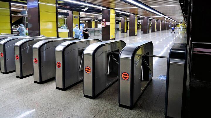 Some commuters are seen at a subway station near a business district in Shanghai, China on June 1, 2022. The city practically lifted 2-month lockdown due to the spread of Coronavirus COVID-19 infections on the same day.( The Yomiuri Shimbun via AP Images ) (KEYSTONE/AP Yomiuri Shimbun/Daisuek Kawase)