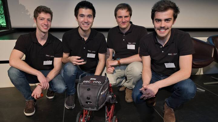 4 ETH Studenten mit Roboter "ASCENTO":Ciro Salzmann;Dominik Mannhart;Victor Klemm;Alessandro Morra