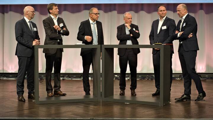 Marc Chardonnens, Direktor Bundesamt fÃ¼r Umwelt BAFU;Christian Keller, Vorsitzender der GeschÃ¤ftsleitung, IBM Schweiz AG;Reto Brennwald, Moderator;Urs Schaeppi, CEO, Swisscom AG;Simon Michel, CEO, Ypsomed AG;Olaf Swantee, CEO, Sunrise Communications AG