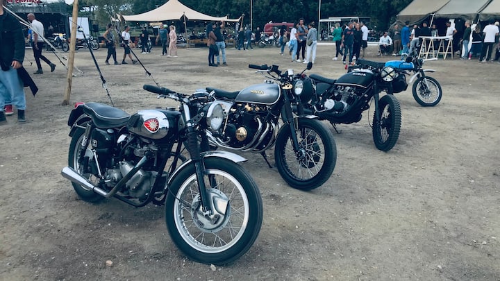 Vintage-Motorräder, Wheels and Waves