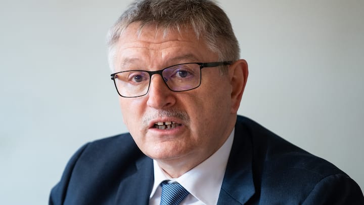 Staenderat Charles Juillard von Die Mitte Schweiz, spricht anlaesslich dem Dreikoenigsgespraech, am Donnerstag, 6. Januar 2022, in Bern. (KEYSTONE/Peter Schneider)