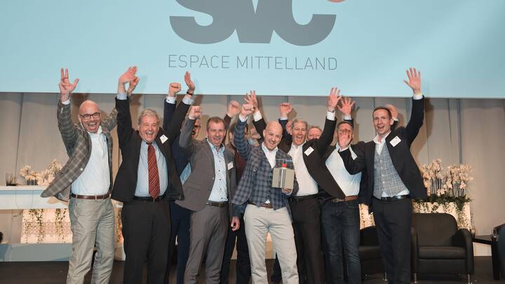 Milo Gasser, CEO Asic Robotics, Preisgewinnermit Mitarbeitern