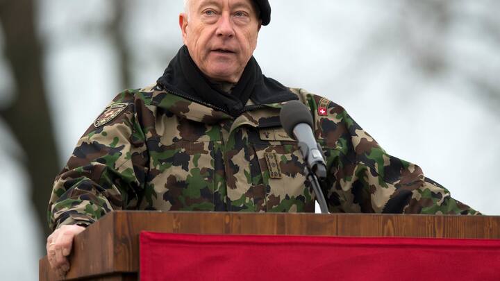 Korpskommandant Andre Blattmann, spricht wahrend der Kommandouebergabe als Chef der Armee, am Donnerstag, 8. Dezember 2016, in Murten. Nach acht Jahren an der Armeespitze uebergibt Korpskommandant Andre Blattmann sein Kommando offiziell seinem Nachfolger Philippe Rebord, der sein Amt am 1. Januar 2017 antritt. (KEYSTONE/Anthony Anex)