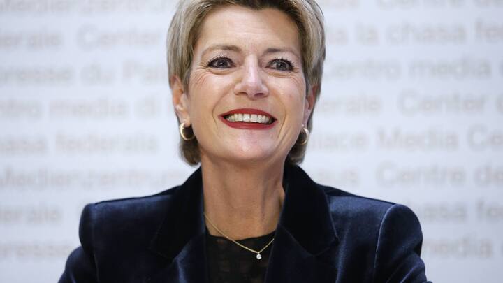 Bundesraetin Karin Keller-Sutter waehrend einer Medienkonferenz des Bundesrates ueber die Aenderung des DNA-Profil-Gesetzes, am Freitag, 4. Dezember 2020, in Bern. (KEYSTONE/Peter Klaunzer)