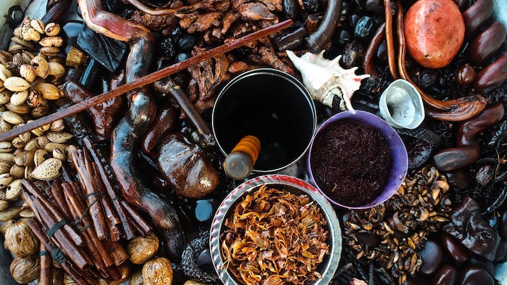 Traditionell werden Gewürze und Kräuter als Medizin eingesetzt.