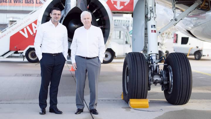 Martin Ebner zusammen mit Dirk Ruschmann, Bilanz, waehrend eines Fluges zwischen Zuerich Kloten und Bremen mit einem neuen Flugzeug des Types Embraer E190-E2 der Helvetic Airways, am Freitag 8. November 2019.Bild: Michael Buholzer