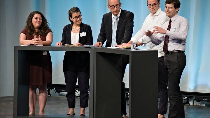 PrÃ¤sidentInnen der Jungparteien:Tamara Funiciello, JUSO Schweiz;Sarah BÃ¼hler, Jung CVP Schweiz;Reto Brennwald, Moderator;Andri Silberschmidt, Jungfreisinnige Schweiz;Benjamin Fischer, Junge SVP Schweiz
