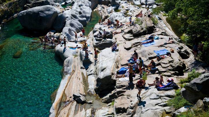 Menschen beim Sonnenbaden und Schwimmen in Wildbach Verzasca bei Lavertezzo
