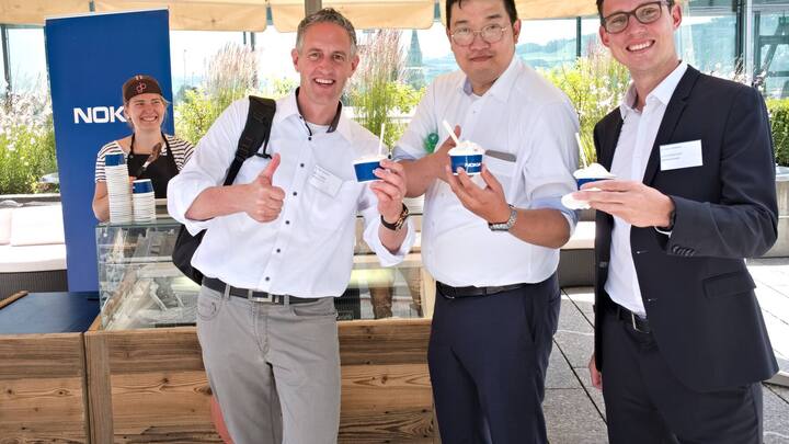Ein kÃ¼hlendes Eis:Reto Huber, Huber+Suhner AG;De-Gin Kim, Samsung Schweiz;Luca Bischof, Samsung Schweiz