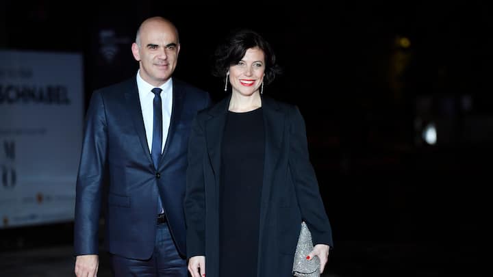 epa07156748 Swiss Confederation's President Alain Berset and his wife Muriel Zeender-Berset arrives at the official dinner on the eve of the international ceremony for the Centenary of the WWI Armistice of 11 November 1918 at the Orsay museum in Paris, France, 10 November 2018. Heads of State and Government commemorate the memory of their fallen soldiers in France.  EPA/JULIEN DE ROSA