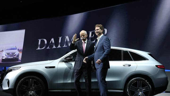 Dieter Zetsche, outgoing chief executive officer of Daimler AG, left, poses for photographs with Ola Kallenius, incoming chief executive officer of Daimler AG, during the automaker's annual general meeting in Berlin, Germany, on Wednesday, May 22, 2019