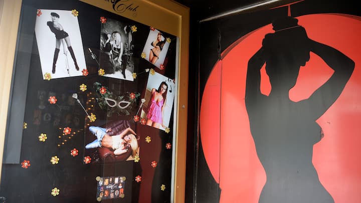 Taenzerinnen - Aushang des Nightclubs Kings Club in der alten Boerse in Zuerich am Mittwoch, 30. Dezember 2015
