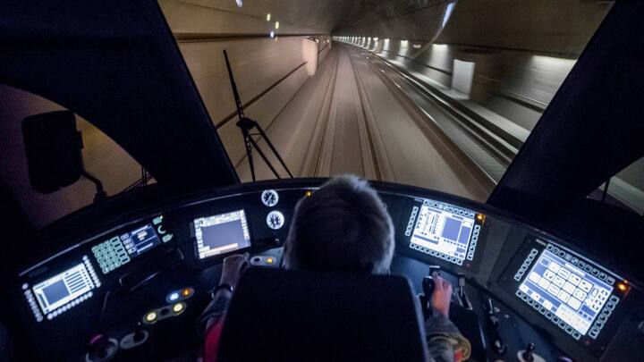 Testfahrt eines Schnellzuges mit neuem Assistenzleitsystem fuer Lokfuehrer am Dienstag, den 5. Dezember 2017, auf der SBB-Bahnstrecke zwischen Bern und Olten. (KEYSTONE/Christian Merz)