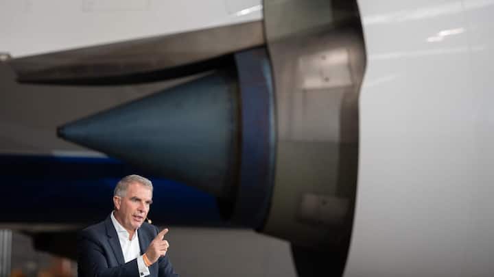 19 November 2021, Hessen, Frankfurt/Main: Carsten Spohr, Chairman of the Executive Board and CEO of Lufthansa AG, arrives at the unveiling of the Boeing 777-9 in a Lufthansa hangar at the airport and gives a speech in front of the aircraft's engine. Photo: Boris Roessler/dpa (KEYSTONE/DPA/Boris Roessler)