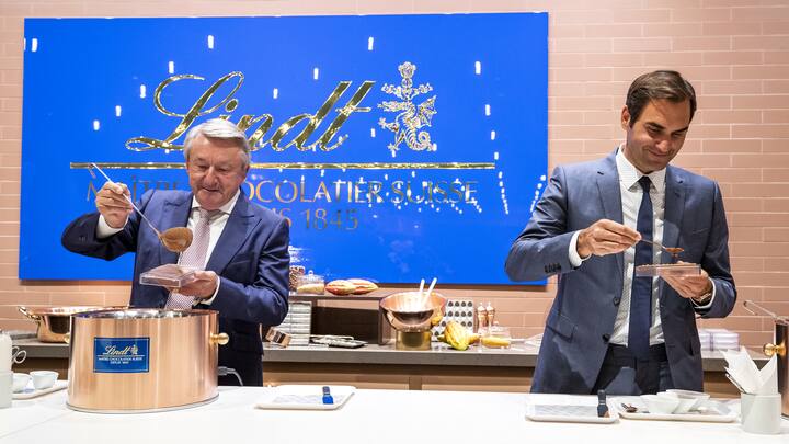 Lindt und Sprüngli: Stiftungsratspraesident Ernst Tanner, links, und Markenbotschafter Roger Federer in der neuen Chocolateria des Lindt Home of Chocolate in Kilchberg