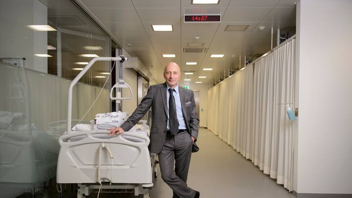 Direktor von der Merian Iselin Klinik CEO Stephan Fricker im frisch renovierten Spitalteil. Â© Photo Dominik Pluess / 19. October 2012