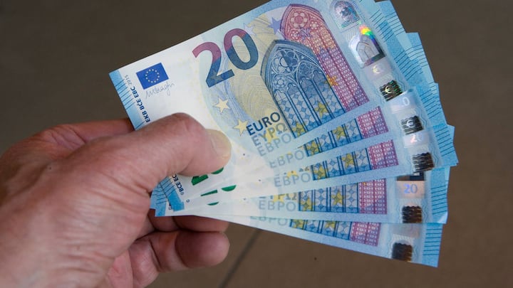 GERMANY, FRANKFURT - MARCH 04: Presentation of the new 20 Euro banknotes at the German Federal Bank in Frankfurt. Our picture shows the new 20 Euro banknotes, on March 04, 2015 in Frankfurt, Germany. (Photo by Ulrich Baumgarrten via Getty Images)