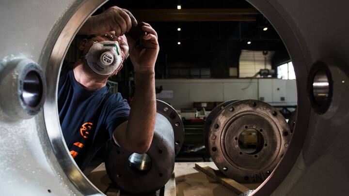 Ein Mitarbeiter bearbeitet einen wichtigen Auftrag fuer den Energiesektor der Firma Tenconi, ein in der Metallverarbeitung taetiges Unternehmen, am Dienstag, 14. April 2020, in Airolo. Unter Einhaltung der Hygienemassnahmen und der Social Distancing-Regeln wird der Betrieb in Tessiner Industriebetrieben schrittweise wieder aufgenommen. (KEYSTONE/Ti-Press/Alessandro Crinari)