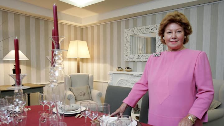 TO GO WITH AFP STORYBaroness Nadine de Rothschild poses 13 November 2006 at her "Academy Nadine de Rothschild International Way of Life" in Carouge near Geneva. Wearied to see others to recover her councils of good manners, the 74 years old Baroness has just opened her academy to teach the art of the life in good society.  AFP PHOTO / FABRICE COFFRINI (Photo by FABRICE COFFRINI / AFP)