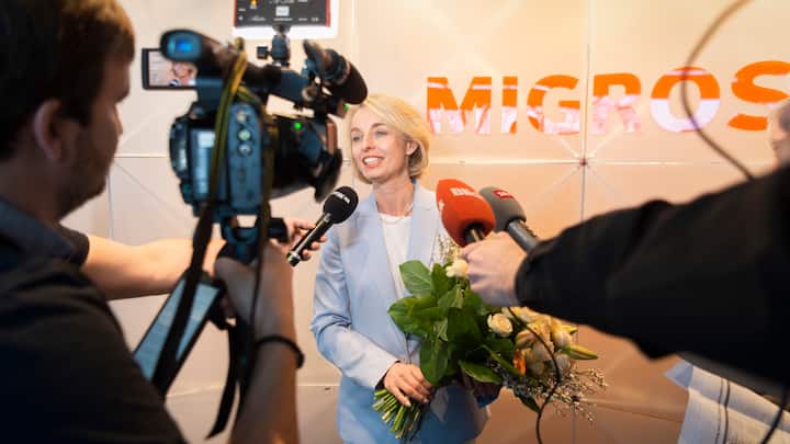 Die frisch gewaehlte Migros Praesidentin Ursula Nold stellt sich nach ihrer Wahl den Medien, am Samstag, 23. Maerz 2019, in Zuerich. Ursula Nold wurde mit 73 Stimmen zur neuen Migros Praesidentinn gewaehlt.