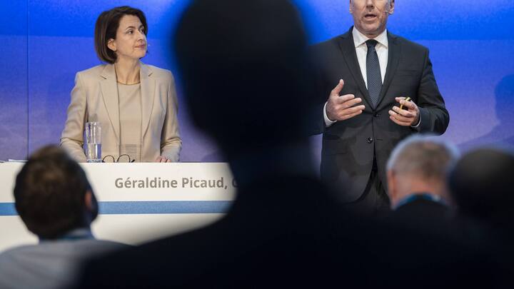 An der Jahrespressekonferenz ihres vorherigen Arbeitgebers Holcim, einmal 2020 mit CEO Jan Jenisch (im Bild), ...