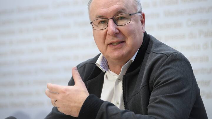 Pierre-Yves Maillard, Nationalrat SP (VD), Praesident SGB spricht während einer Medienkonferenz der überparteilichen Allianz für ein Nein zum Stempelsteuer-Bschiss.