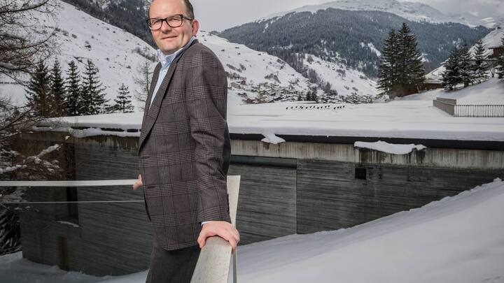 Investor Remo Stoffel fotografiert am 8. MÃ¤rz 2016 im Hotel Therme in Vals. Bild Yanik BÃ¼rkli