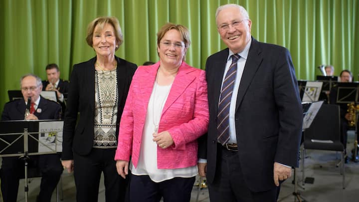Silvia Blocher, Nationalraetin Magdalena Martullo-Blocher und alt Bundesrat Christoph Blocher, posieren fuer Fotografen vor der Polizeimusik Graubuenden, an der Delegiertenversammlung der SVP Schweiz, am Samstag, 24. Maerz 2018, in Klosters. (KEYSTONE/Gian Ehrenzeller)