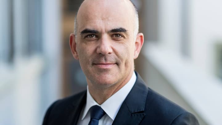 Bundesrat Alain Berset posiert zum Portrait, am Mittwoch, 23. August 2017 im Innenhof des Departements des Innern in Bern. (KEYSTONE/Alessandro della Valle)