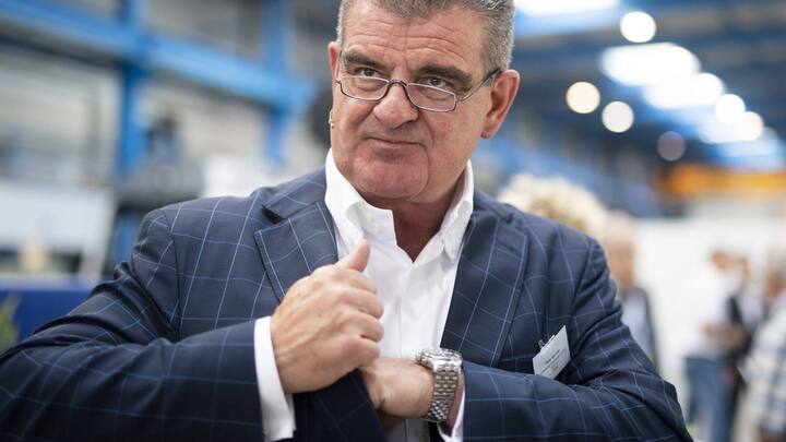 Peter Spuhler, Verwaltungsratspraesident und Group CEO ad interim von Stadler Rail, aufgenommen beim Roll-out des "Flirt" Zuges von Stadler Rail fuer die BLS AG, aufgenommen am Mittwoch, 9. September 2020, in Erlen. Stadler Rail liefert 58 Triebzuege an die BLS. (KEYSTONE/Gian Ehrenzeller)