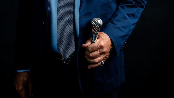 Martin Michaeli hält seinen Gehstock in der Hand