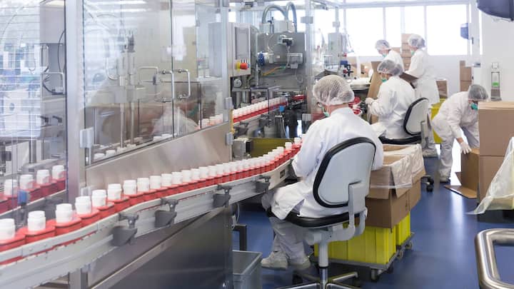 Produktionsanlage fÃ¼r Deodorants bei Louis Widmer in Schlieren, am 1. Juni 2017. Â© Severin Bigler/Lunax