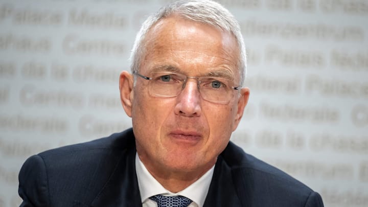 Der Präsident der Credit Suisse, Axel Lehmann, spricht am 19. März 2023 in Bern auf einer Pressekonferenz nach den Gesprächen über die Übernahme der konkurrierenden Schweizer Bank Credit Suisse durch die UBS. - Die UBS hat sich bereit erklärt, ihre angeschlagene Schweizer Rivalin Credit Suisse zu übernehmen. Dies gab der Bundespräsident der Schweiz am 19. März 2023 nach dringenden Gesprächen bekannt, die darauf abzielten, die angeschlagene Bank vor einem Blutbad zu bewahren, wenn die Märkte wieder geöffnet 