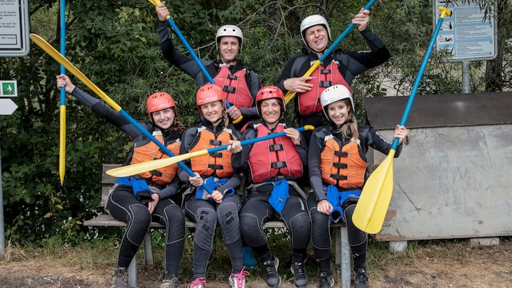 Michael Rechsteiner mit Frau Claudia, den Töchtern Dominique und Simone sowie Sohn Samuel mit dessen Freundin beim Riverrafting auf dem Vorderrhein 2018.