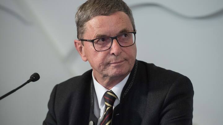 Bruno Gehrig, Leiter der unabhaengigen Untersuchung, an einer Medienkonferenz anlaesslich der Delegiertenversammlung in Lugano, am Samstag, 16. Juni 2018. Das Treffen der Delegierten der Regionalverbaende steht im Zeichen der Aufarbeitung der Aera des ehemaligen CEO Pierin Vincenz. Dessen Geschaeftsfuehrung ist ins Visier von Finanzaufsicht und Justiz geraten. Die Delegierten duerften dabei ihrem Aerger ueber die nicht abbrechenden Negativ-Schlagzeilen Luft verschaffen. (KEYSTONE/Ti-Press/Davide Agosta)