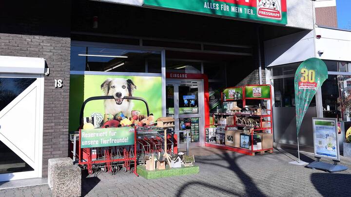 Fressnapf Filiale am 17.03.2020 in Oberhausen Eine Fressnapf Filiale am 17.03.2020 in Oberhausen. Die Fressnapf Holding SE auch: Fressnapf-Gruppe ist ein Franchise-Unternehmen mit Sitz in Krefeld.