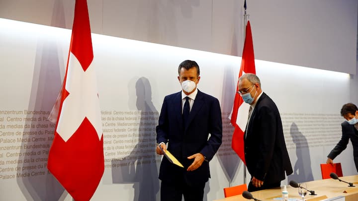 Philipp Hildebrand, Vice Chairman of BlackRock, and Swiss Economic Minister Guy Parmelin attend a news conference, as the spread of the coronavirus disease (COVID-19) continue in Bern, Switzerland October 28, 2020. REUTERS/Arnd Wiegmann