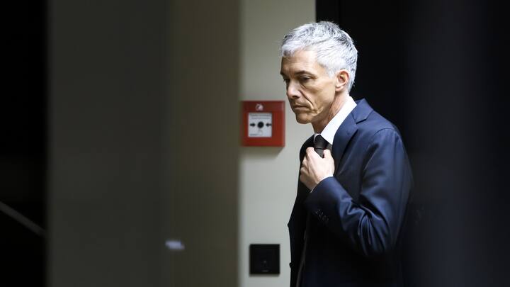 ARCHIVBILD ZUM RUECKTRITT VON BUNDESANWALT MICHAEL LAUBER AUF ENDE AUGUST, AM MITTWOCH, 29. JULI 2020 - Michael Lauber trifft am Montag, 13. Mai 2019 zur Anhoerung der vereinigten Geschaeftspruefungskommission GPK des National- und Staenderats im Bundeshaus in Bern ein. Die GPK will nach den Geheimtreffen zwischen Lauber und Fifa Chef Gianni Infantino entscheiden, ob sie Vorbehalte gegen Laubers Wiederwahl in der Sommersession hat. (KEYSTONE/Anthony Anex)