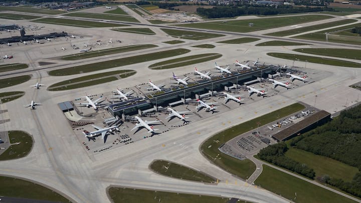 Das Dock E, Heimat der Langstreckenflieger.