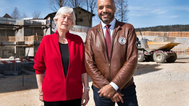 Jasmine Audemars, gauche, Presidente du conseil d'administration d'Audemars Piguet, et Olivier Audemars, membre du conseil d'administration d'Audemars Piguet, posent sur le chantier du futur musee lors de la ceremonie de la pose de la premiere pierre du future Musee Audemars Piguet ce jeudi 30 mars 2017 au Brassus a la Vallee de Joux. (KEYSTONE/Jean-Christophe Bott)