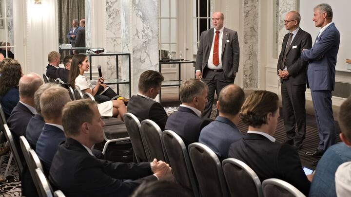 Christoph Beer, Vorstandsmitglied, Consulting Cluster;Eric Scheidegger, Botschafter, SECO;Heinz Karrer, PrÃ¤sident, economiesuisse;am Mikrofon: Milena Daphinoff, PrÃ¤sidentin, Consulting Cluster