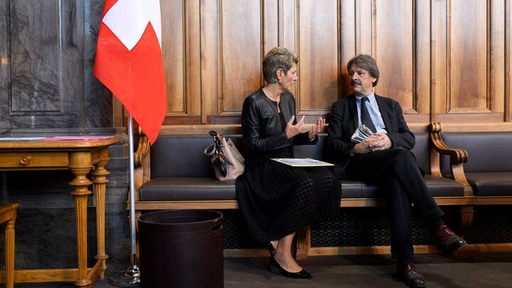 Karin Keller-Sutter, FDP-SG, links, spricht mit Paul Rechsteiner, SP-SG, rechts, an der Sommersession der Eidgenoessischen Raete, am Donnerstag, 14. Juni 2018 im Staenderat in Bern. (KEYSTONE/Anthony Anex)